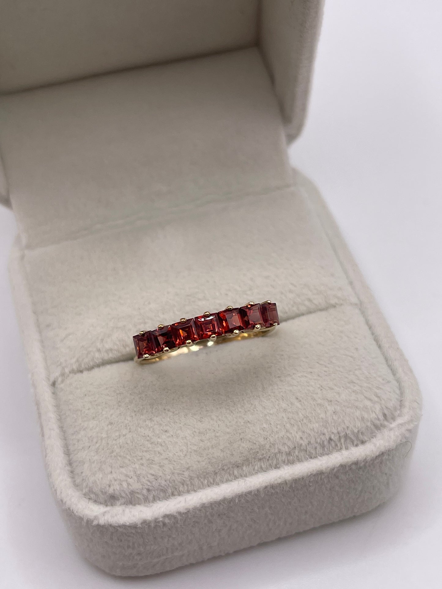 9ct gold garnet ring