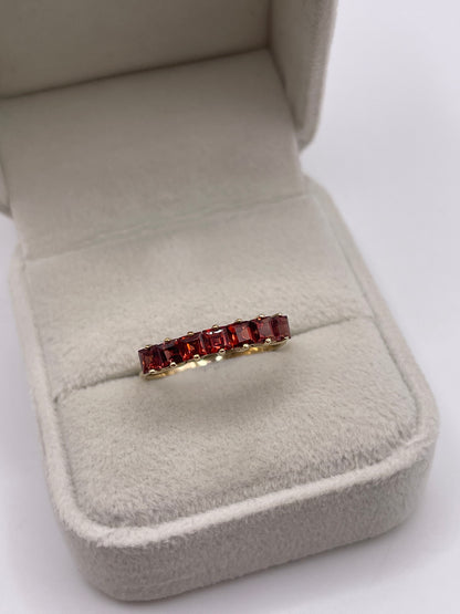 9ct gold garnet ring