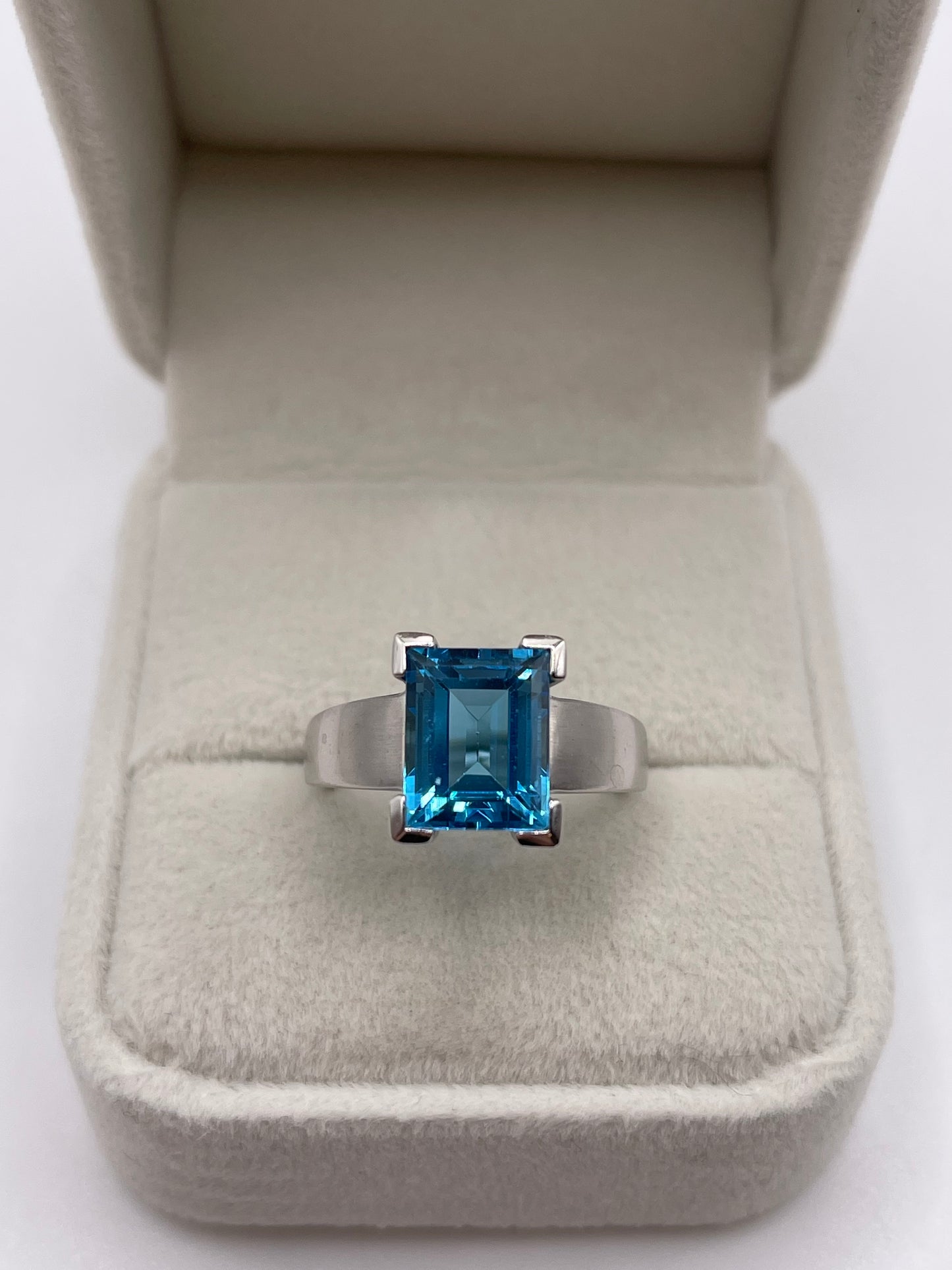 9ct white gold blue topaz ring