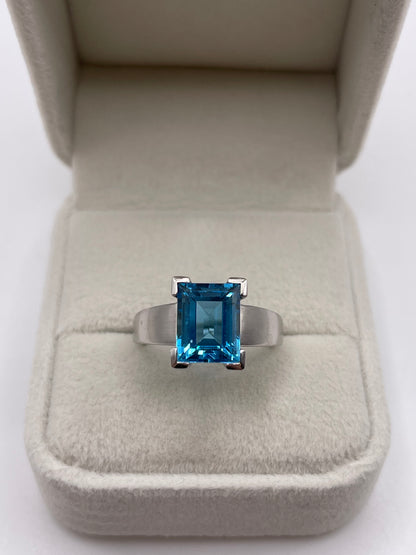 9ct white gold blue topaz ring
