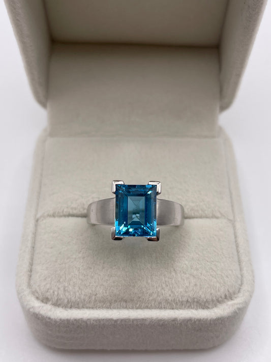 9ct white gold blue topaz ring