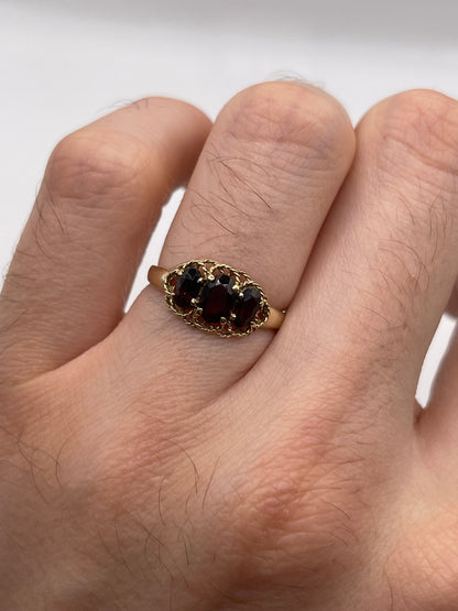 9ct gold garnet ring
