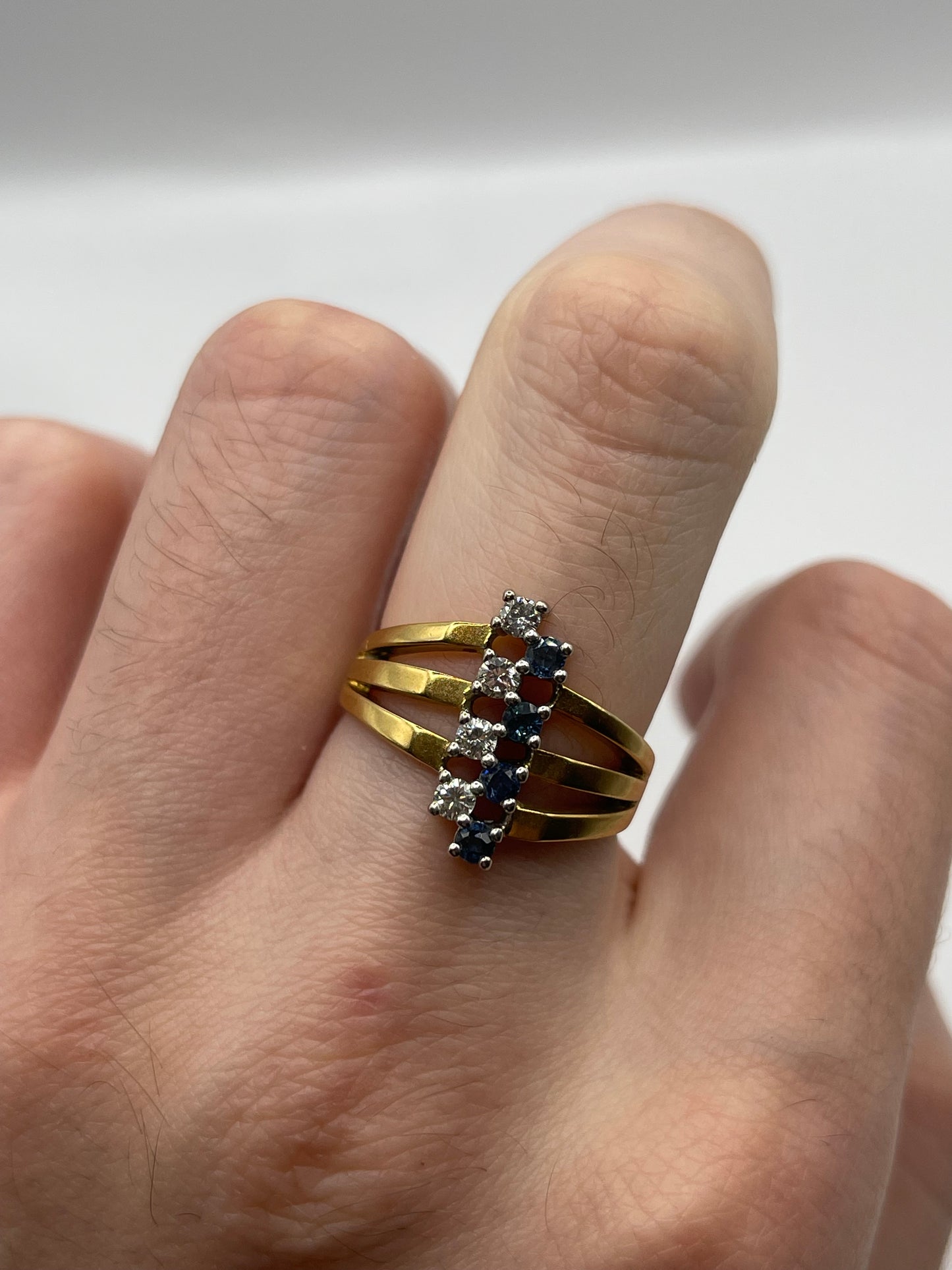 18ct gold sapphire and diamond ring