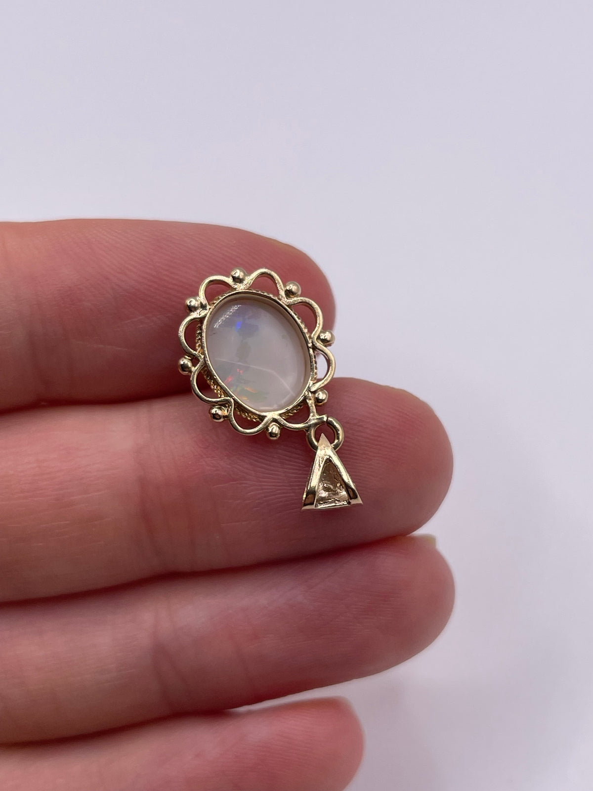 9ct gold opal pendant