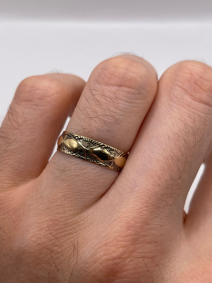 9ct gold patterned band