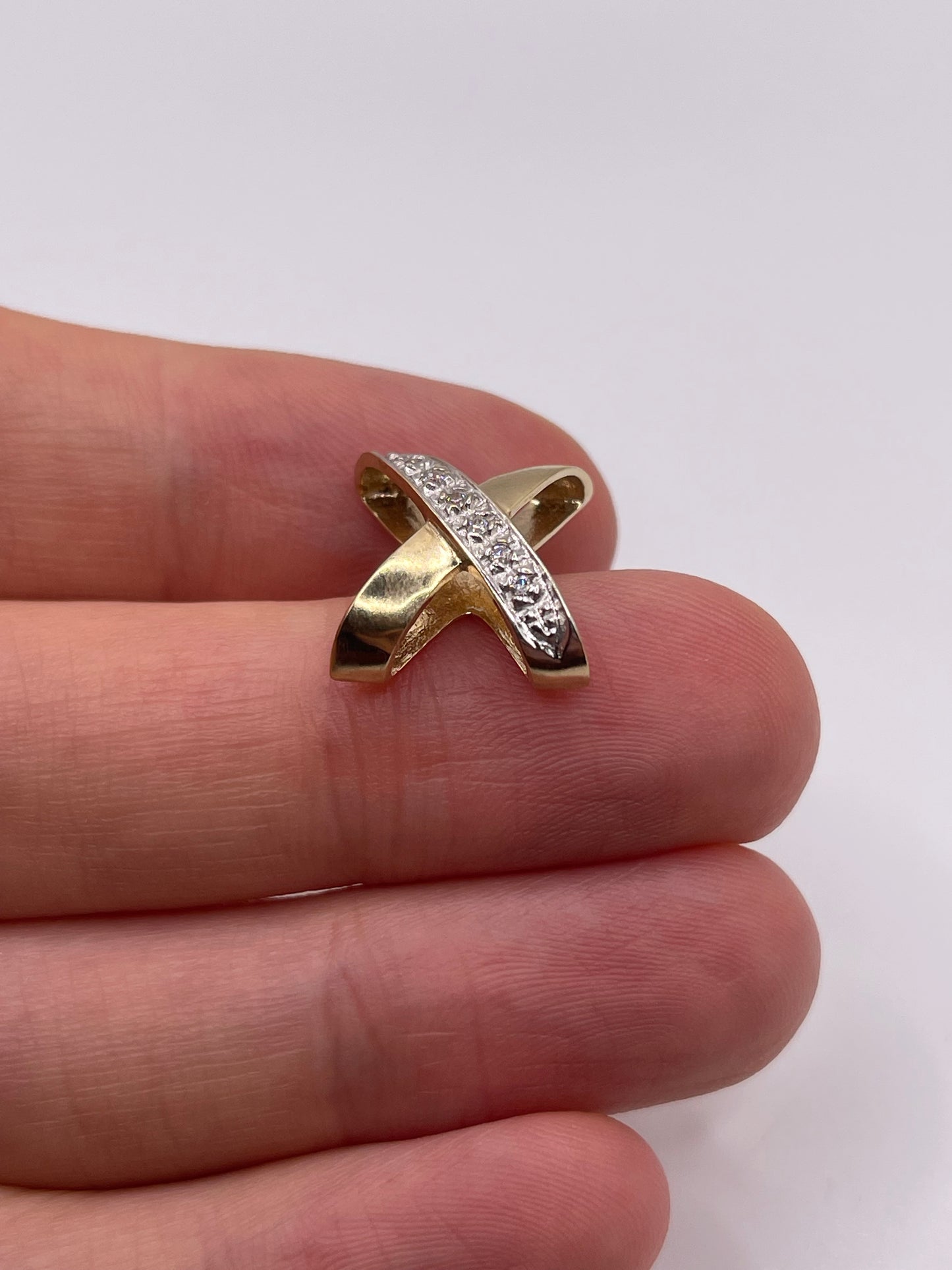 9ct gold diamond pendant