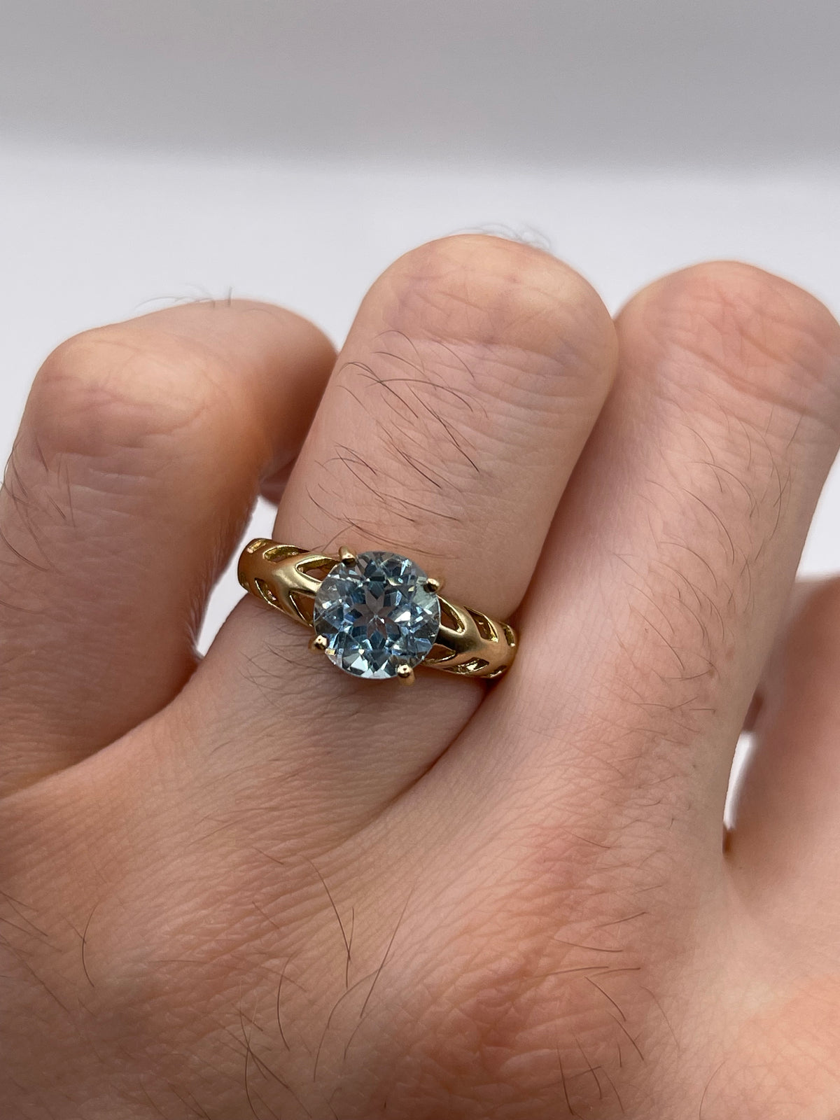 9ct gold blue topaz ring