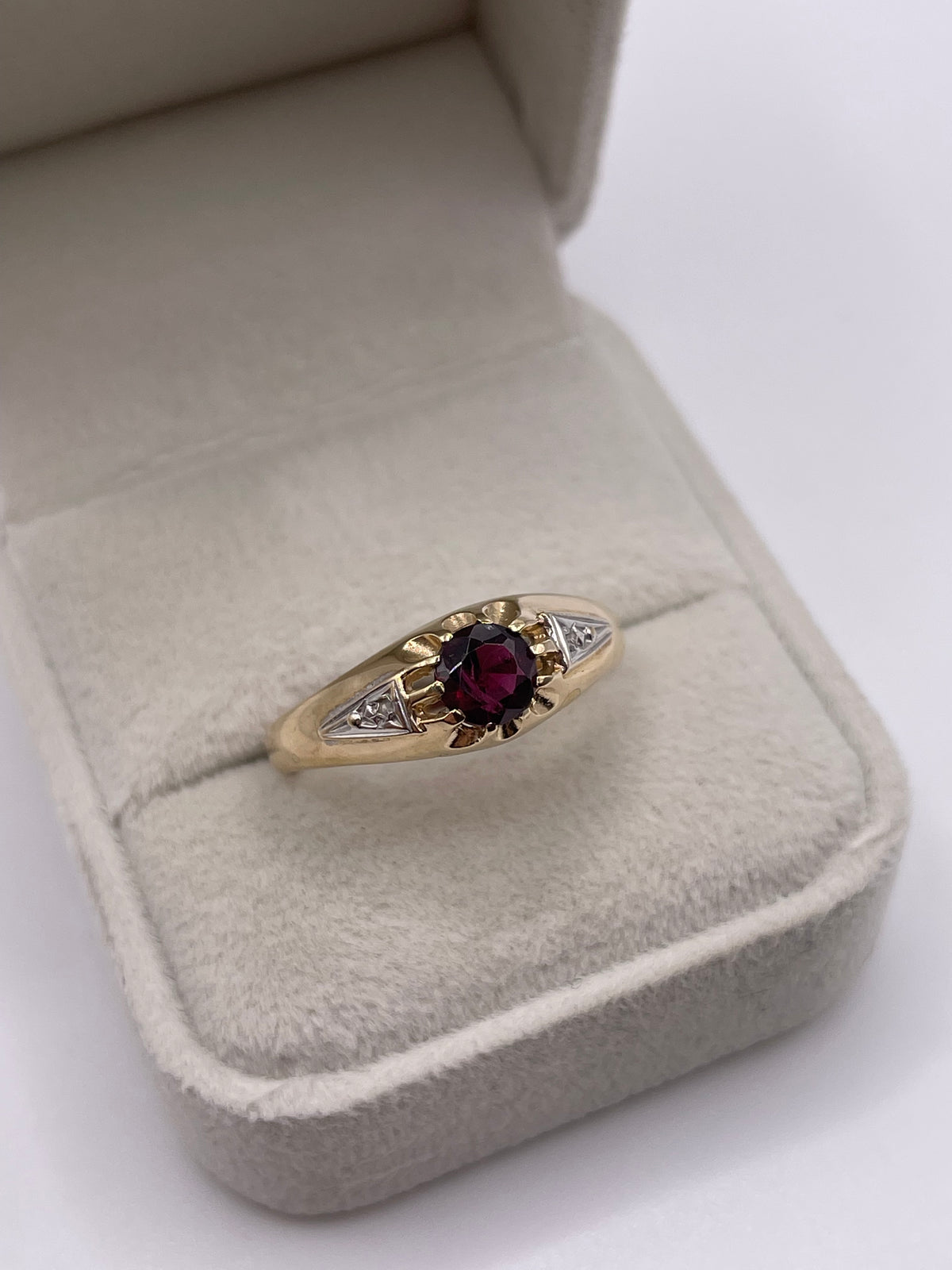 9ct gold garnet and diamond ring