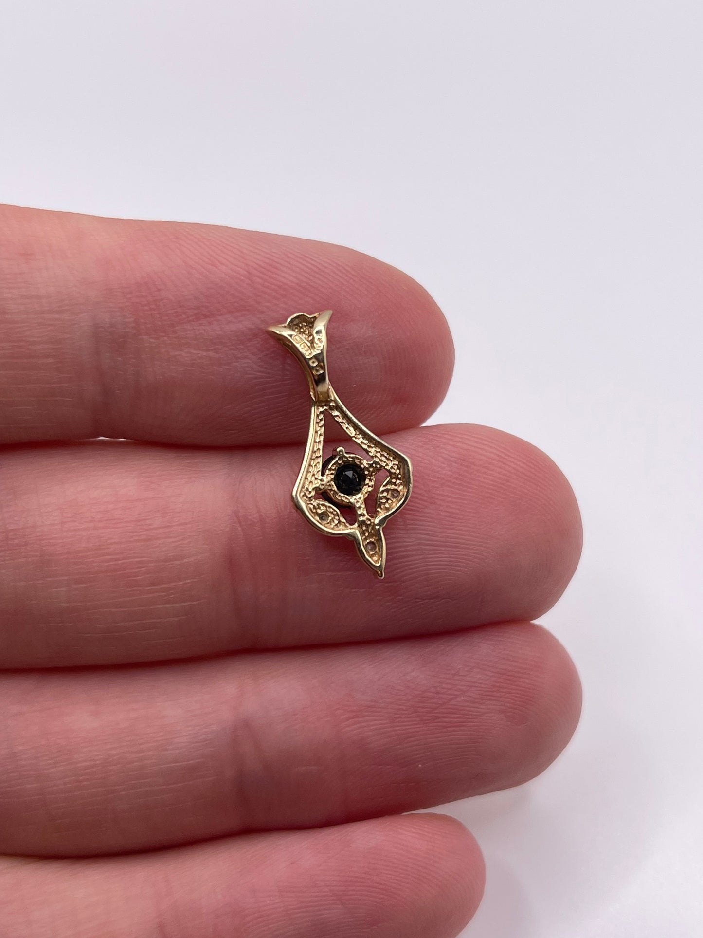 9ct gold sapphire and diamond pendant