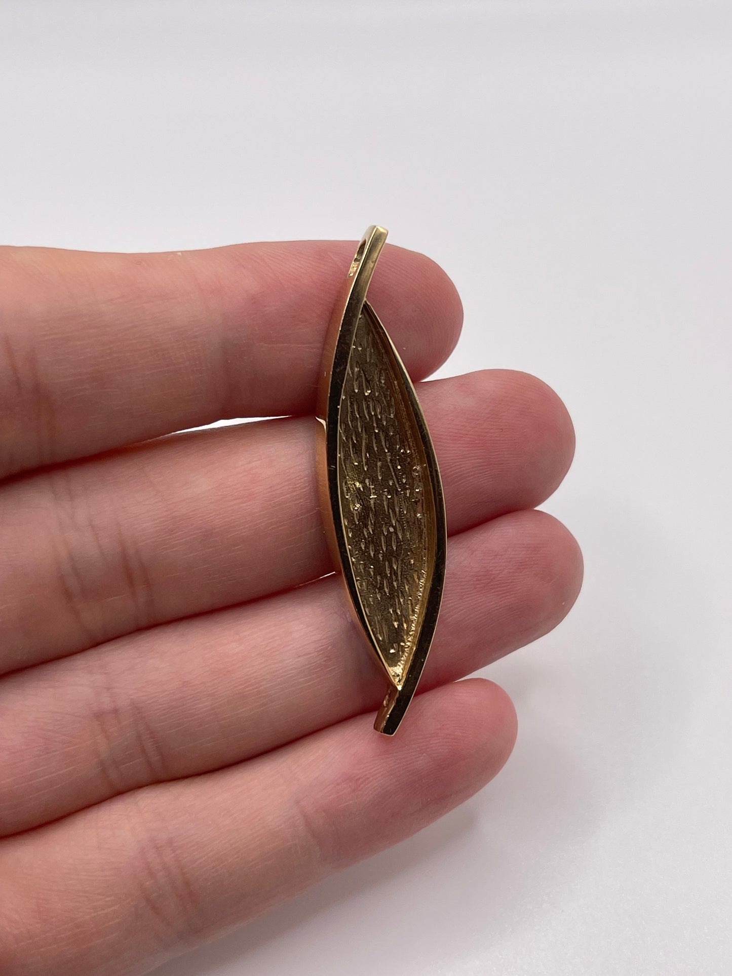 Heavy 9ct gold blue john pendant