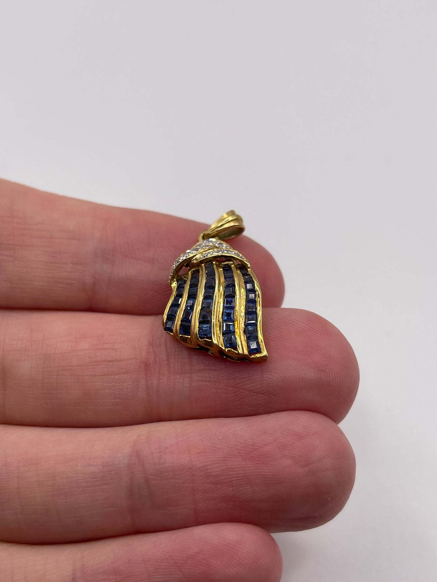 18ct gold sapphire and diamond pendant