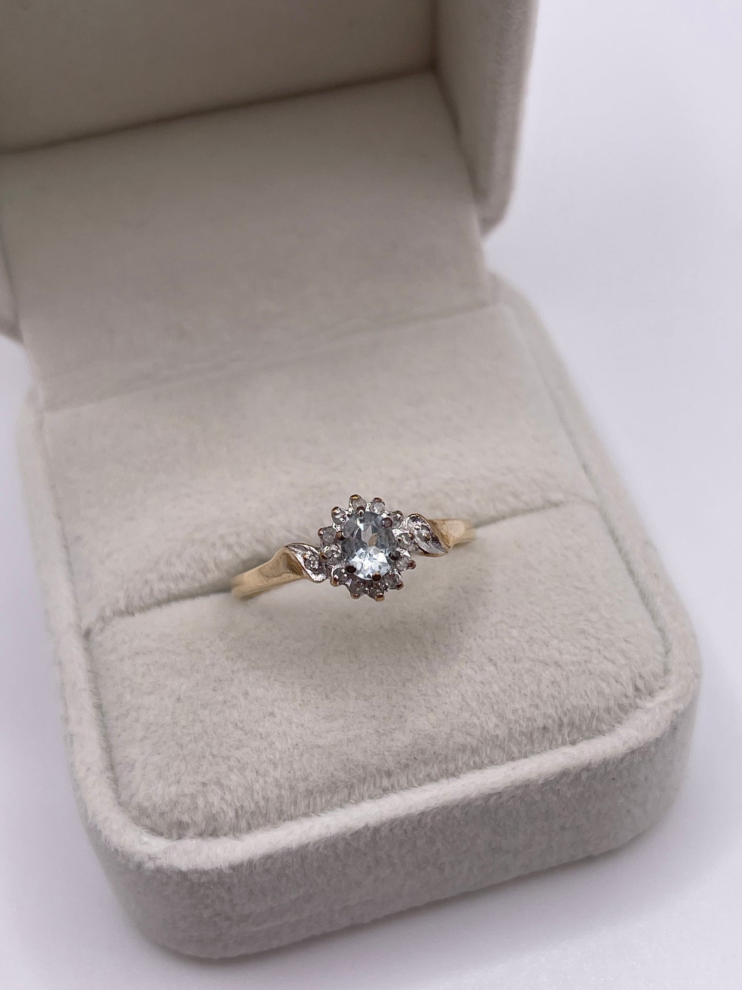9ct gold aquamarine and diamond ring