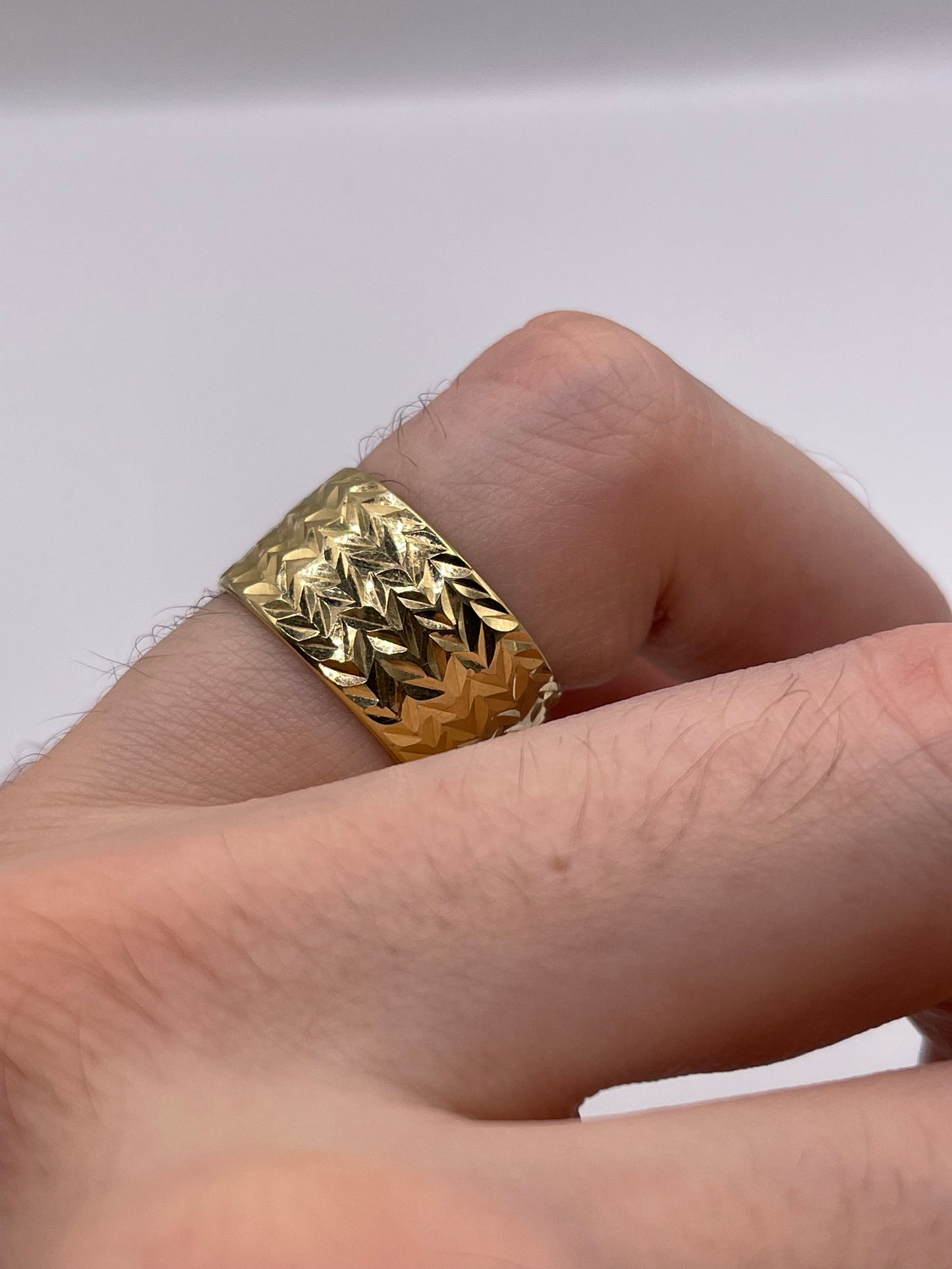 9ct gold patterned band