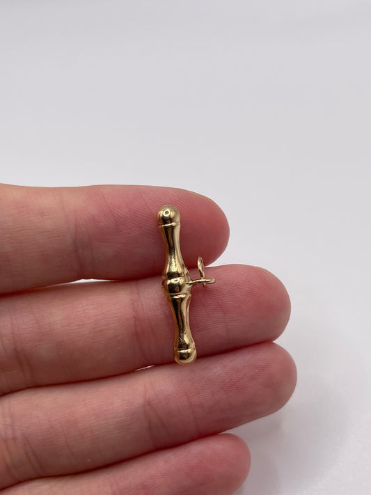 9ct gold T bar pendant