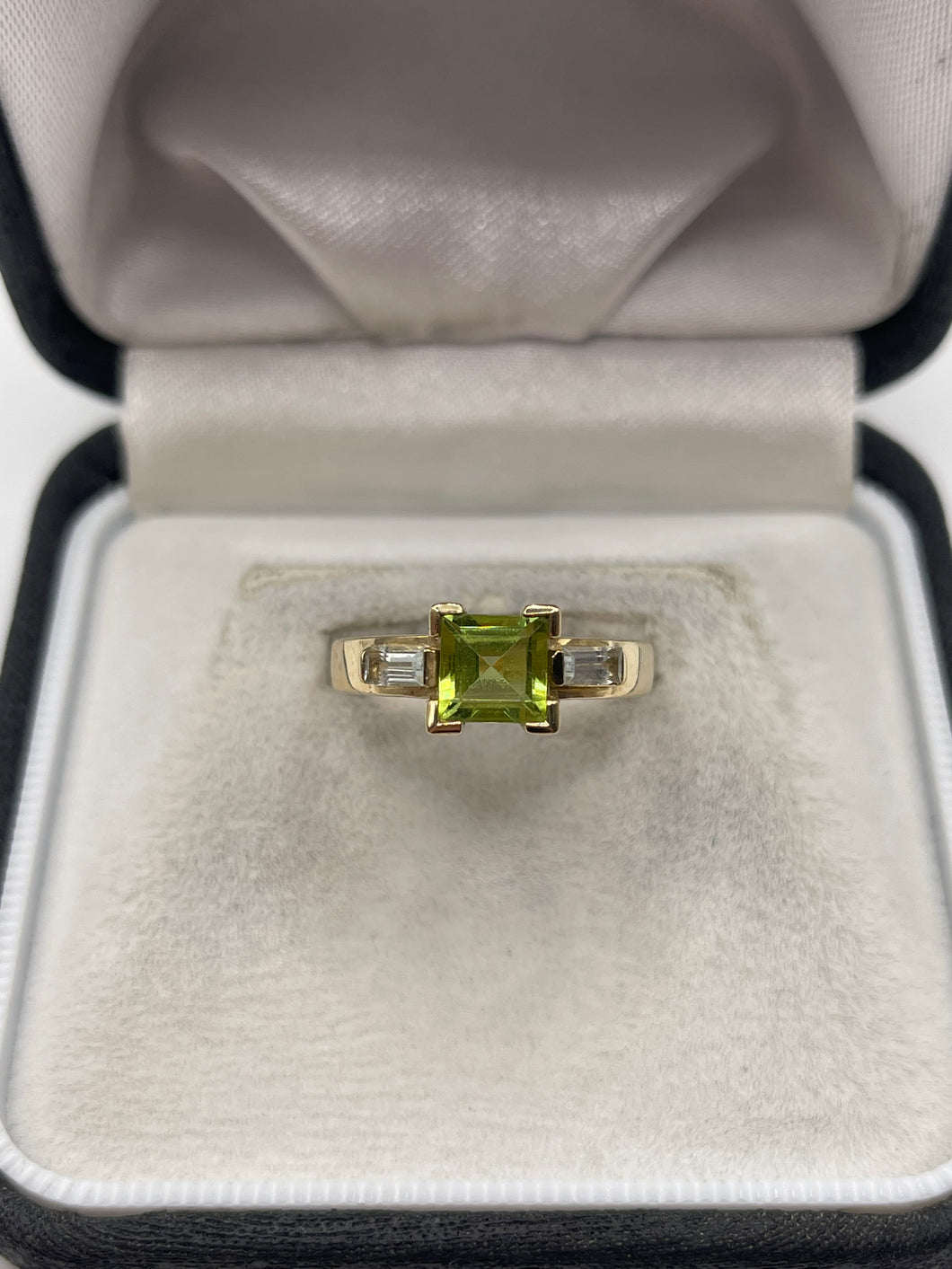 9ct gold peridot and zircon ring