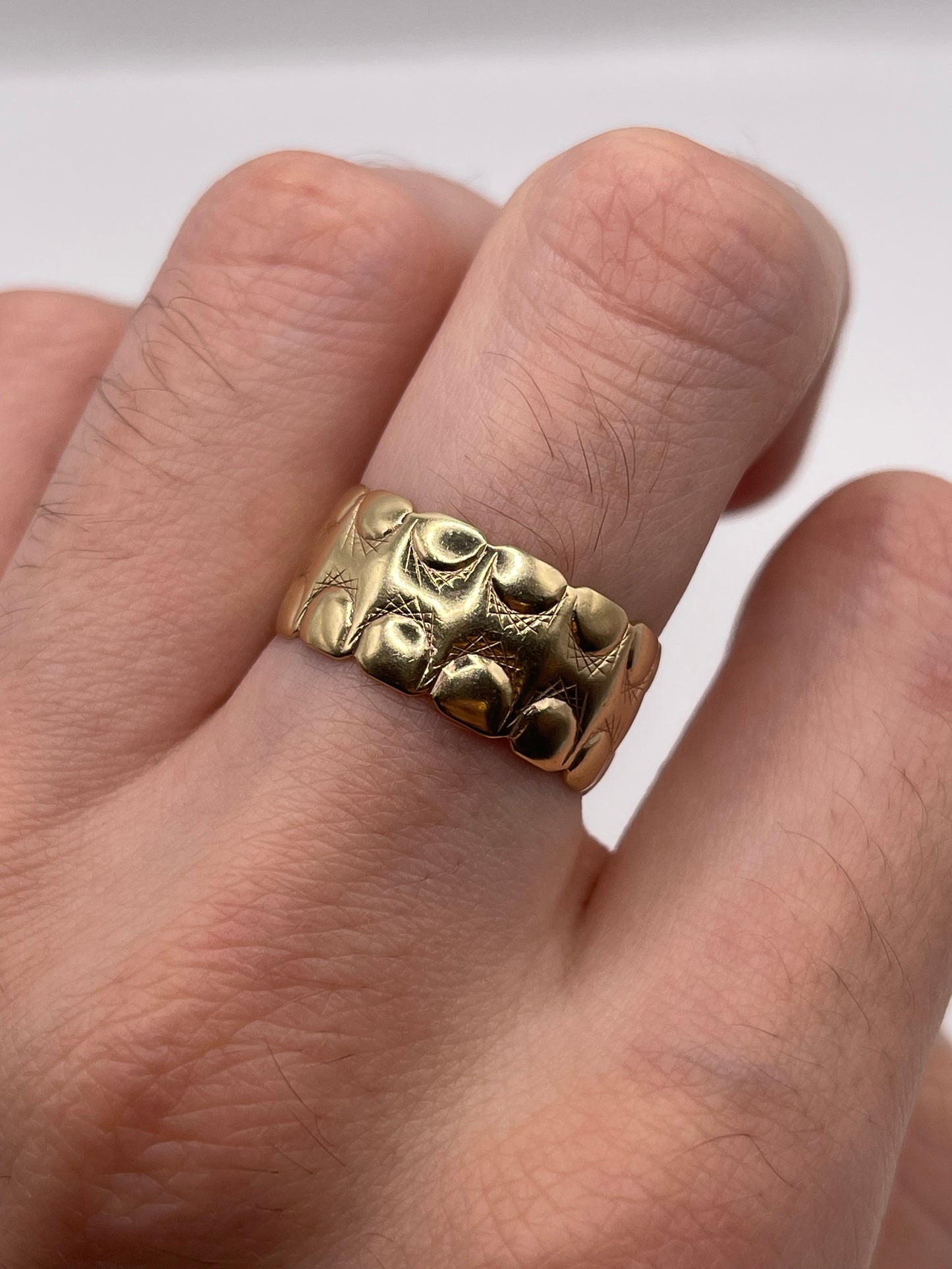 9ct gold patterned band