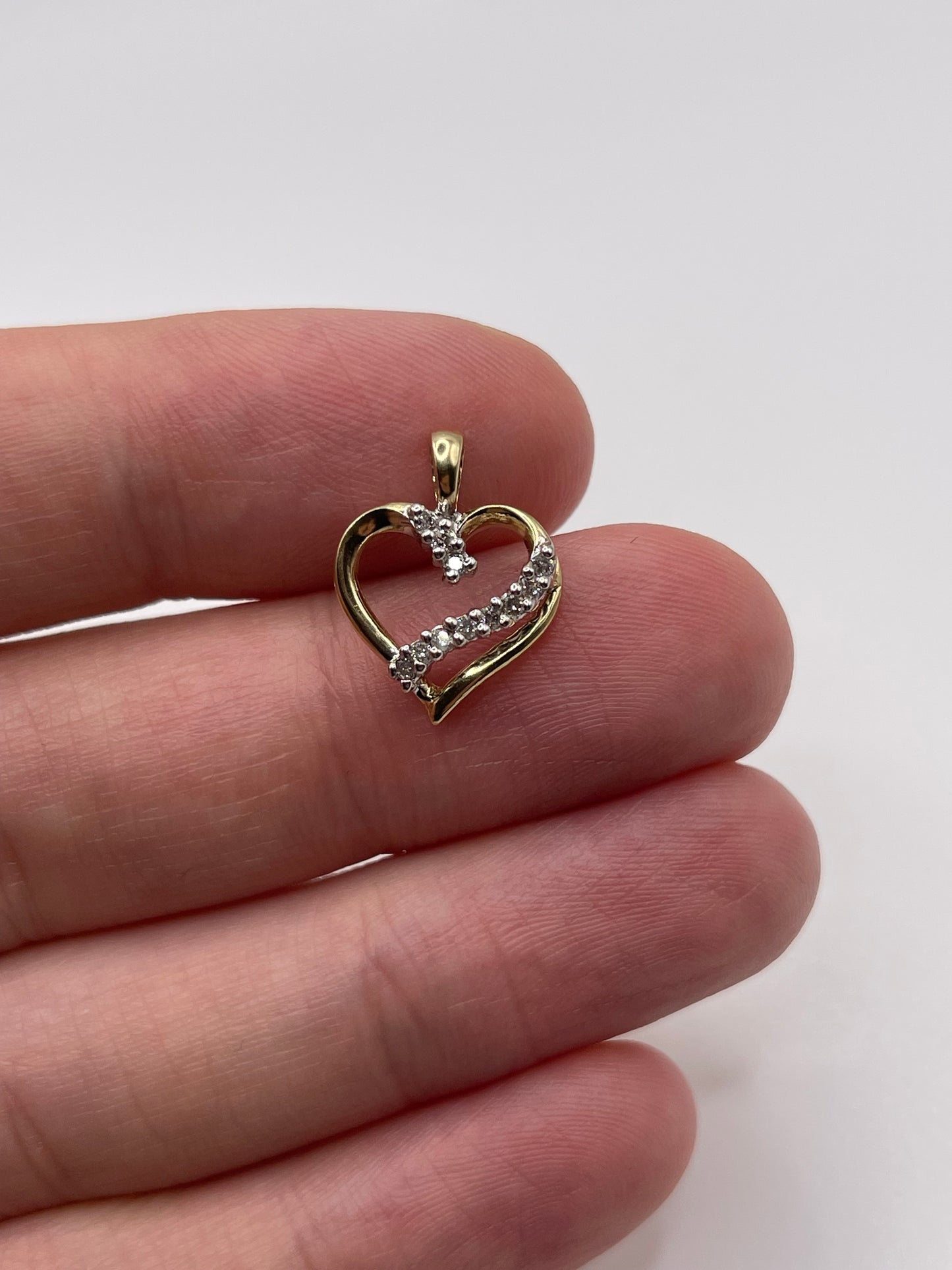 9ct gold diamond heart pendant