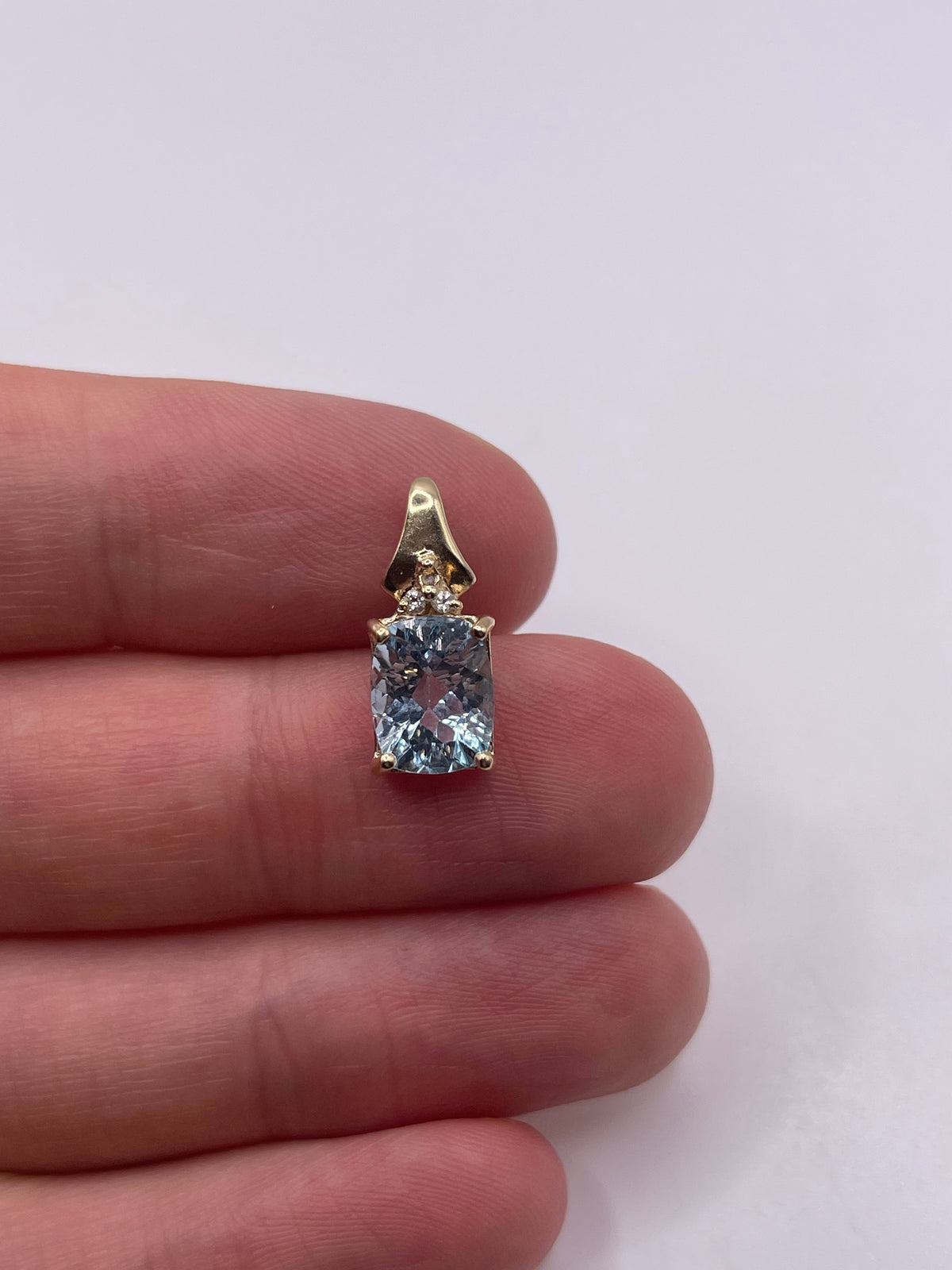9ct gold topaz pendant