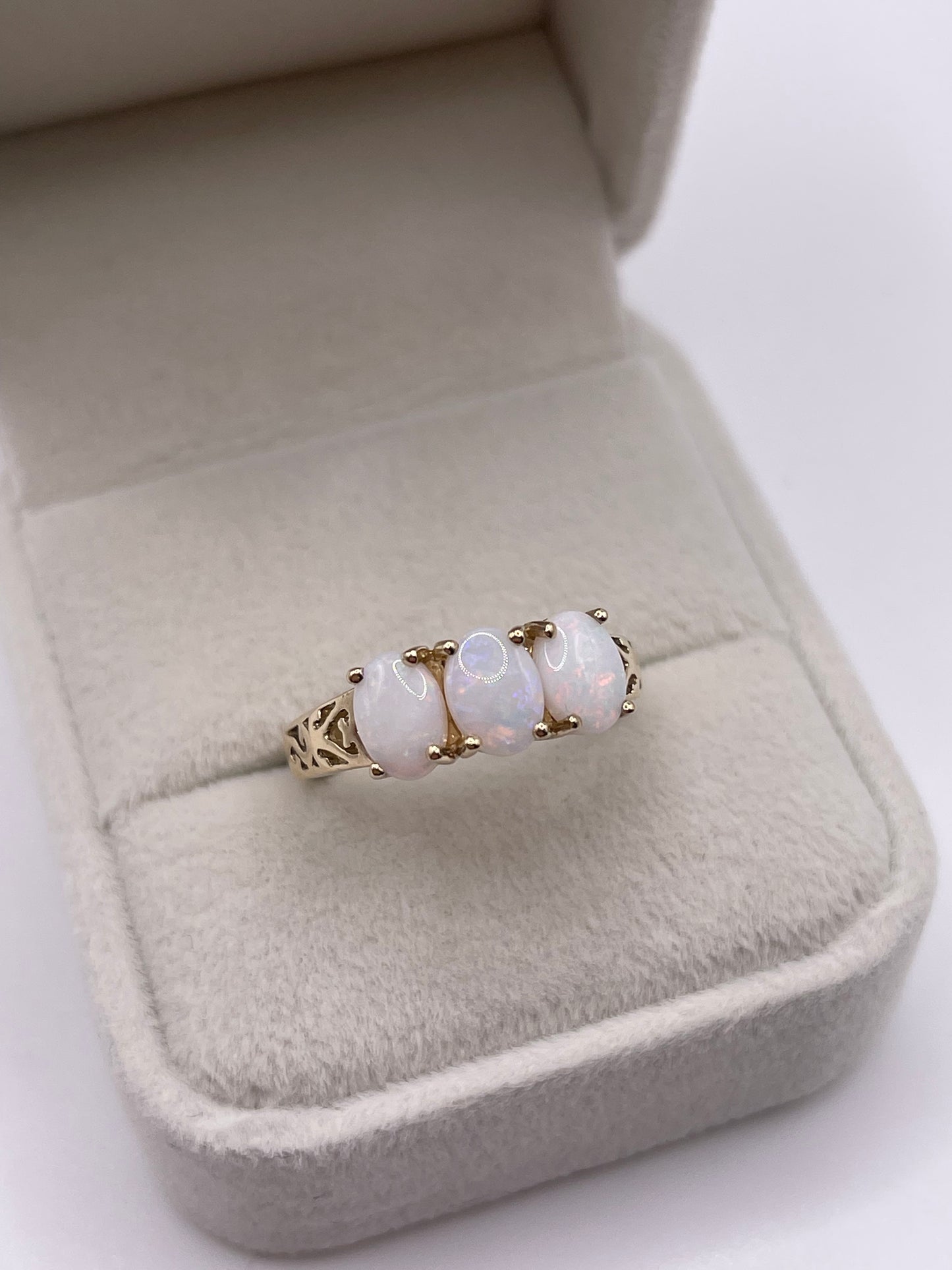 9ct gold opal ring