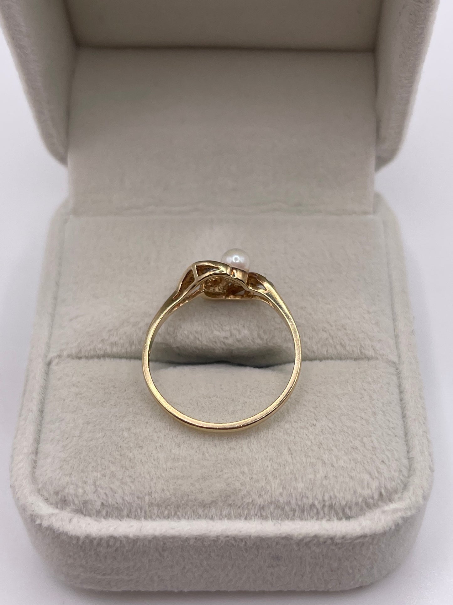 9ct gold pearl and diamond ring
