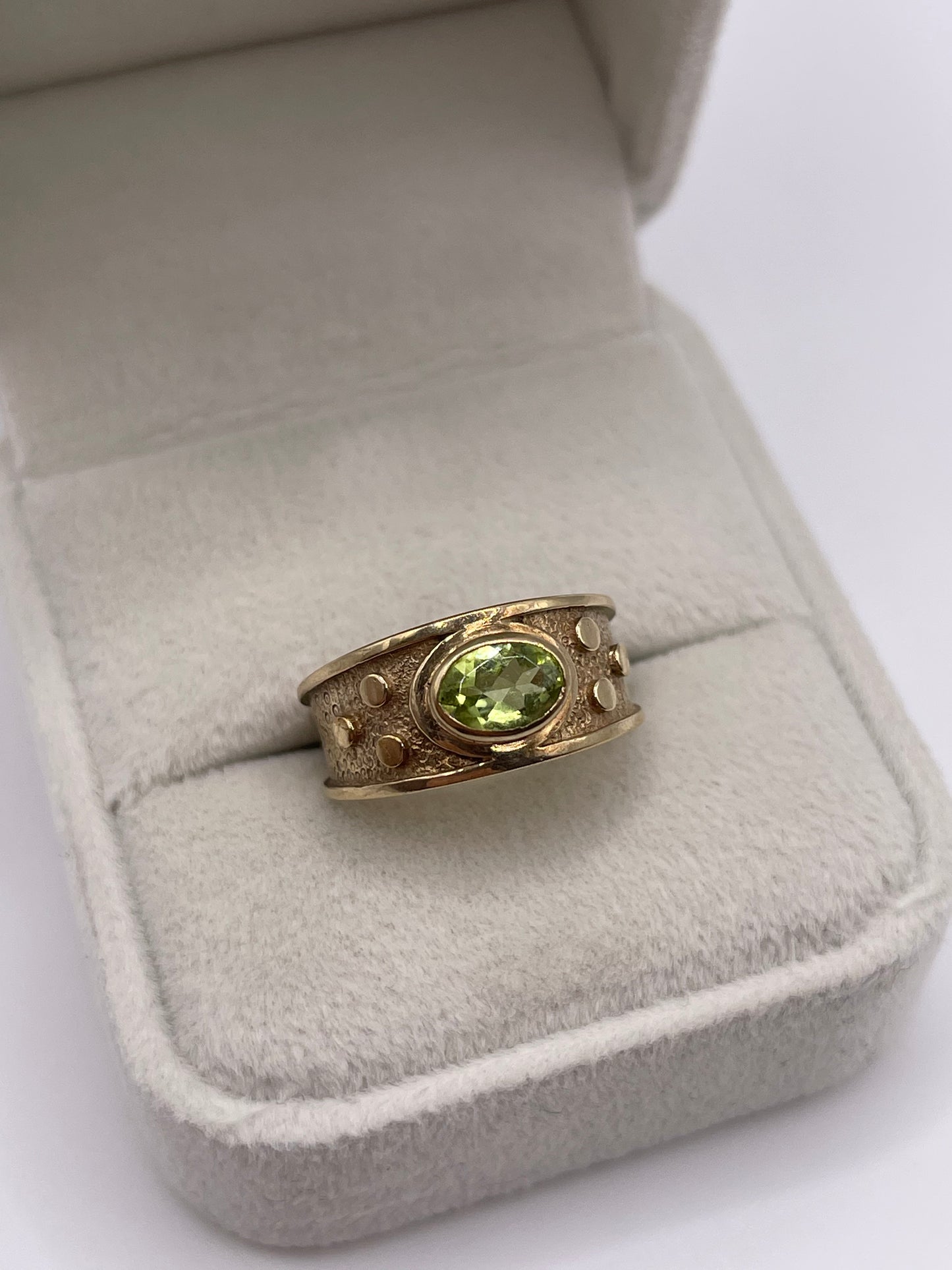 9ct gold peridot ring