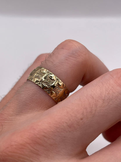 9ct gold patterned band