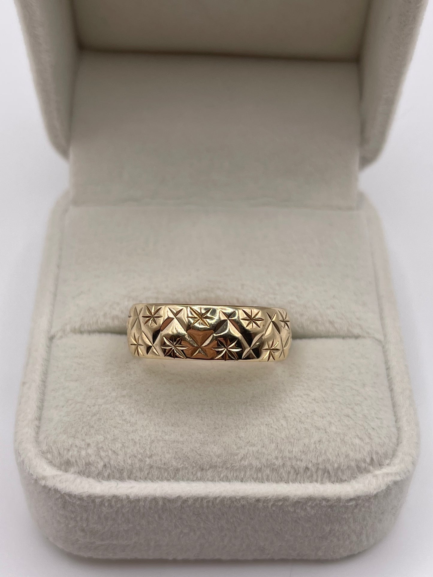 9ct gold patterned band