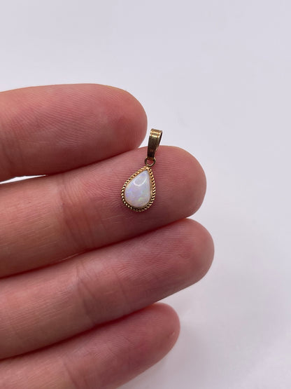9ct gold opal pendant