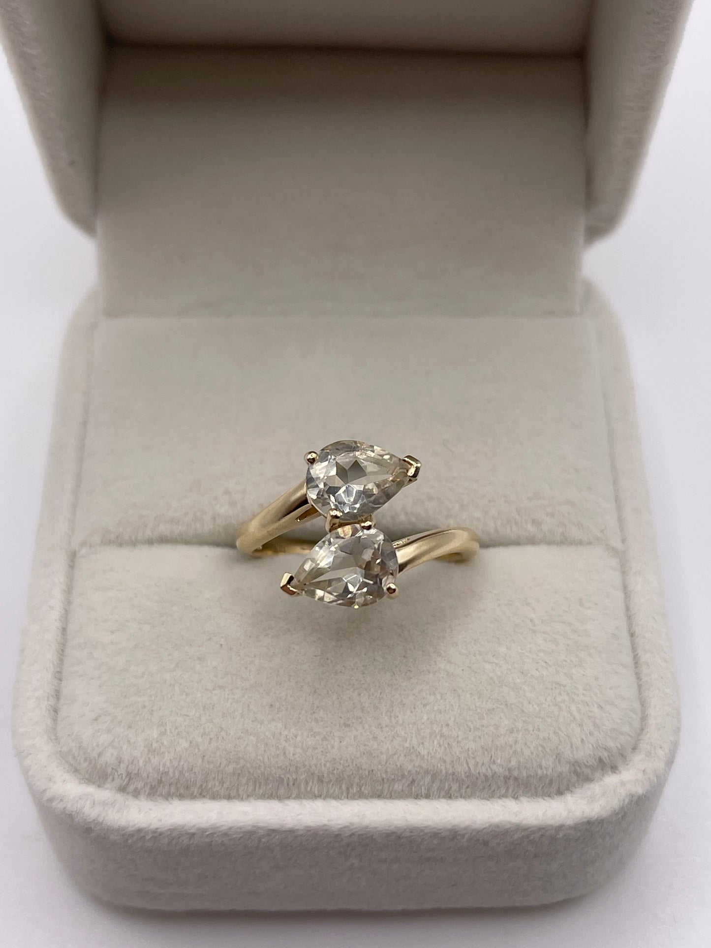 9ct gold quartz ring