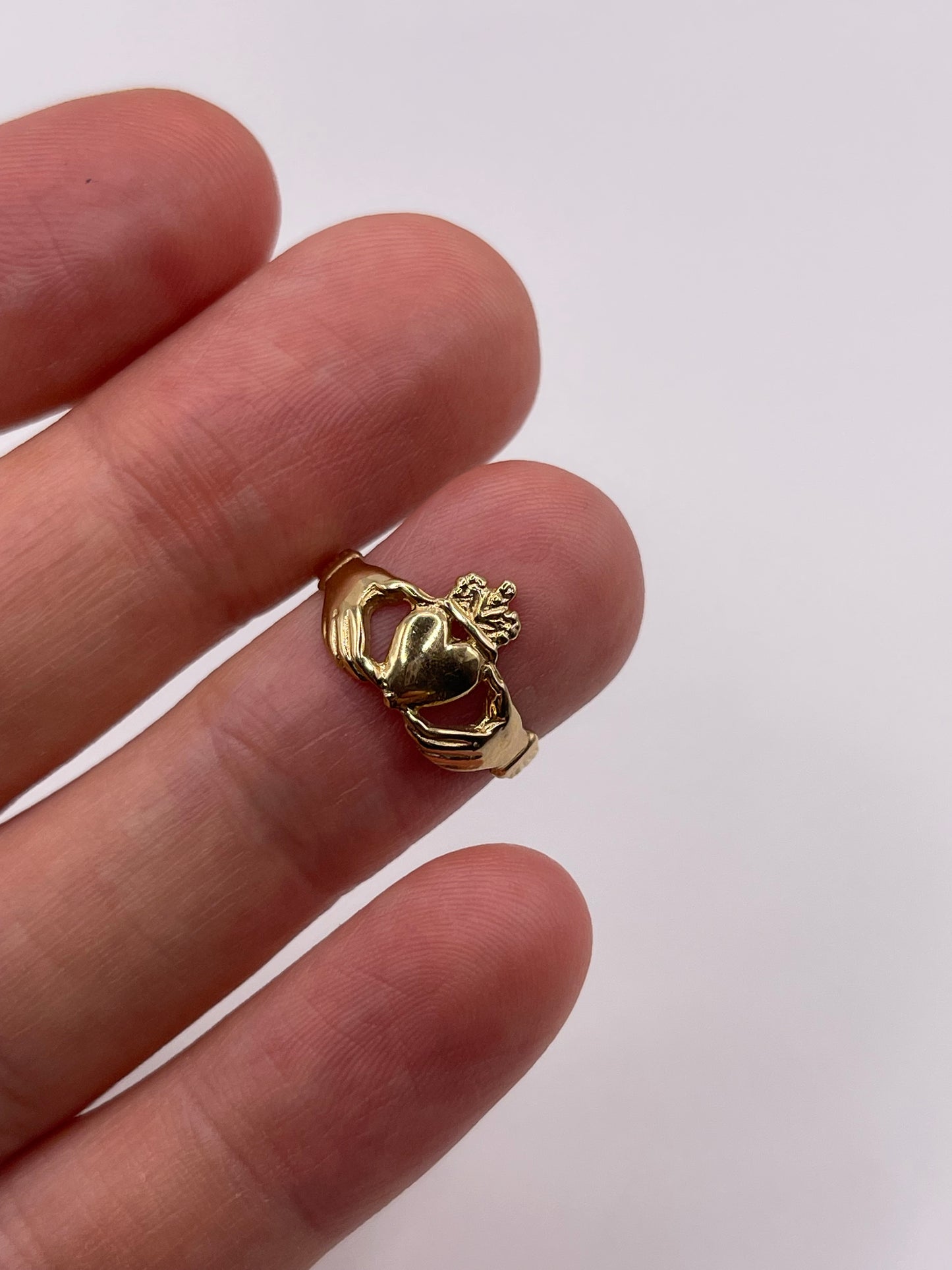 9ct gold claddagh ring