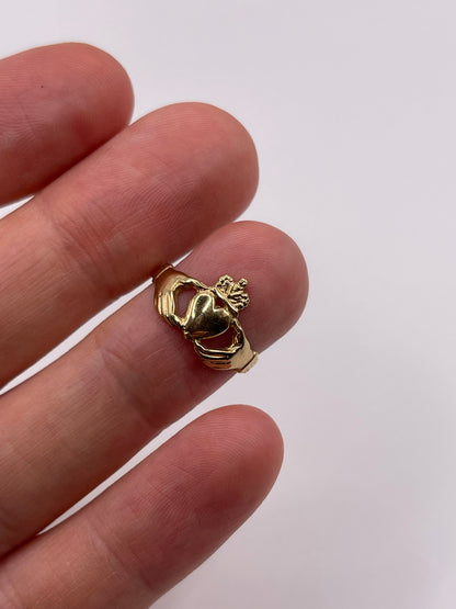 9ct gold claddagh ring
