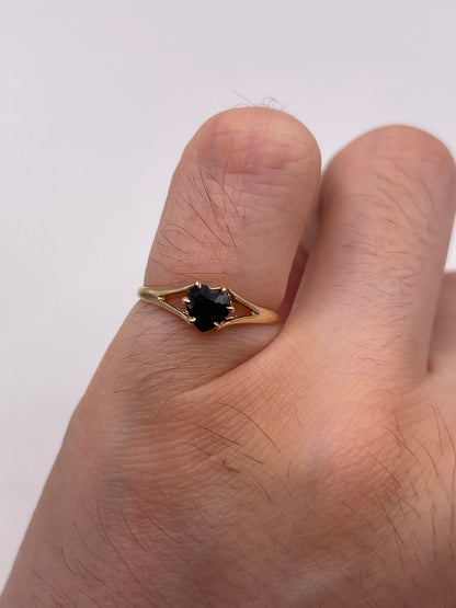 9ct gold garnet heart ring
