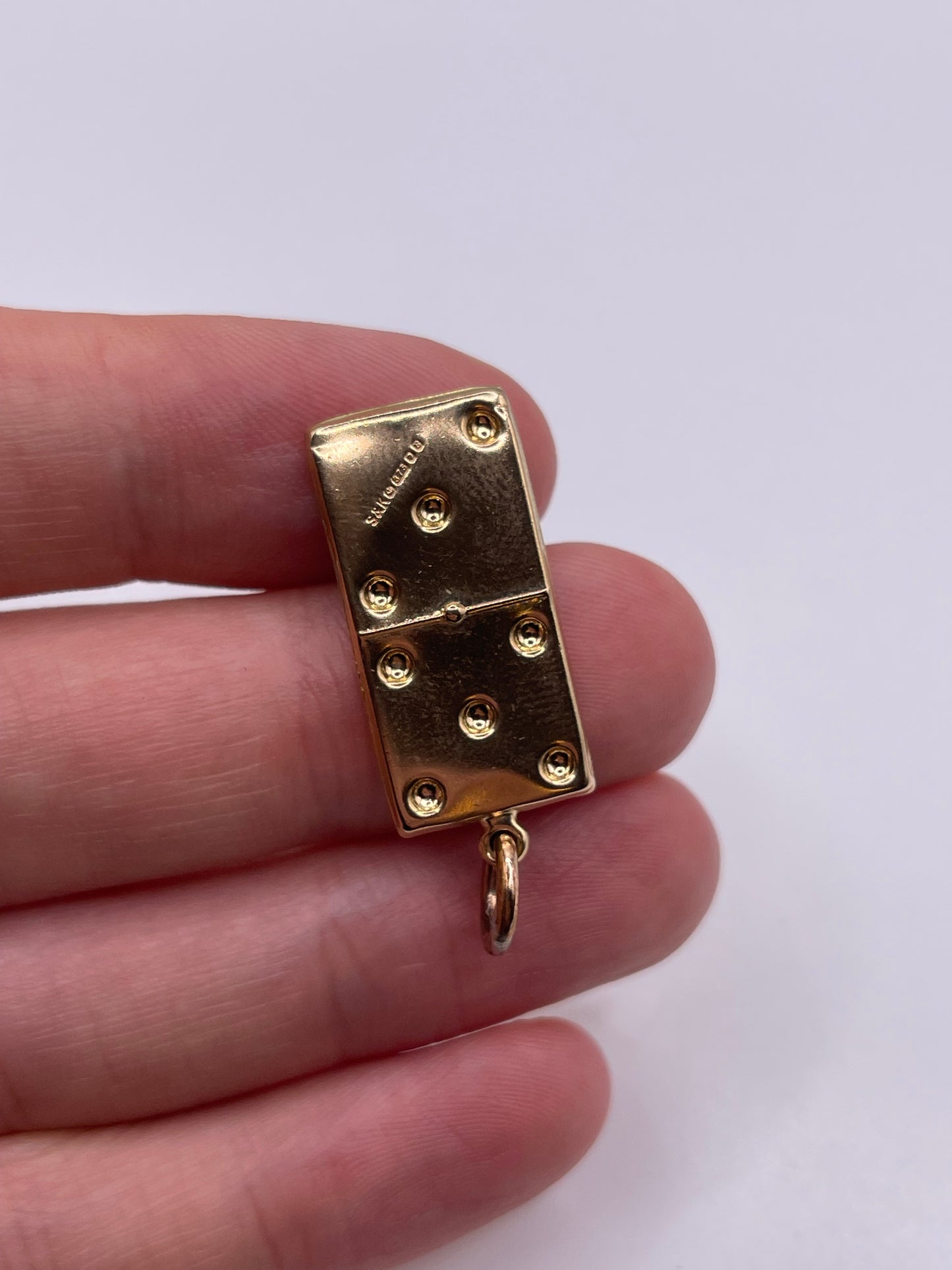 9ct gold domino pendant
