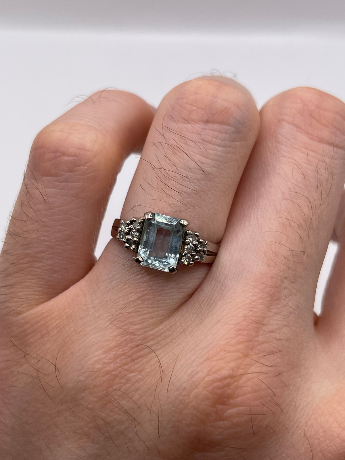 18ct white gold aquamarine and diamond ring