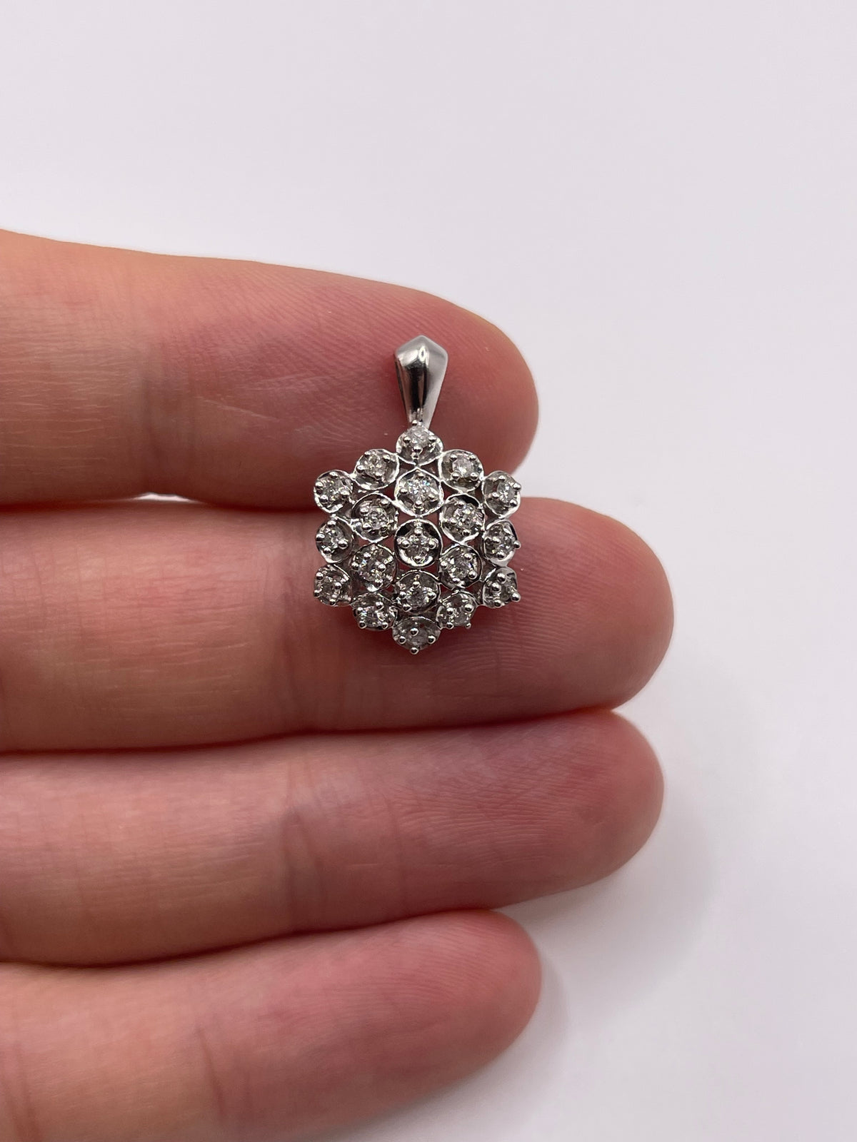 9ct white gold diamond cluster pendant