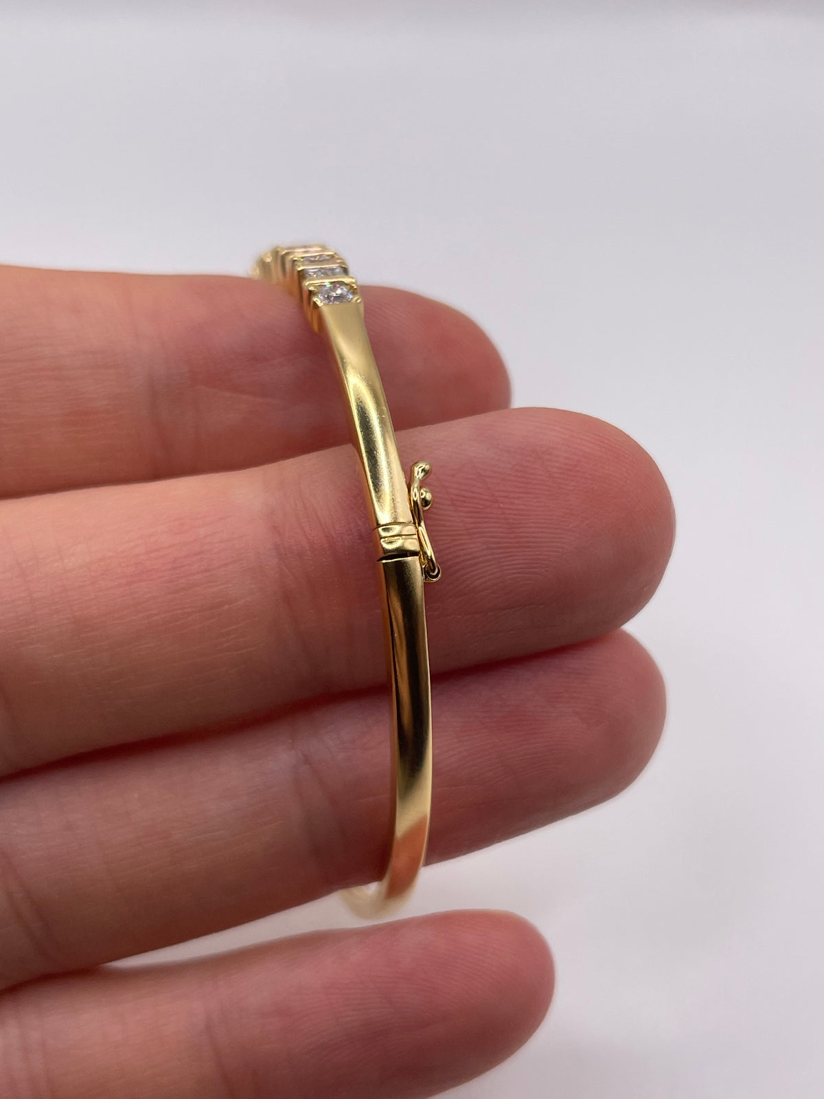 18ct gold diamond bangle