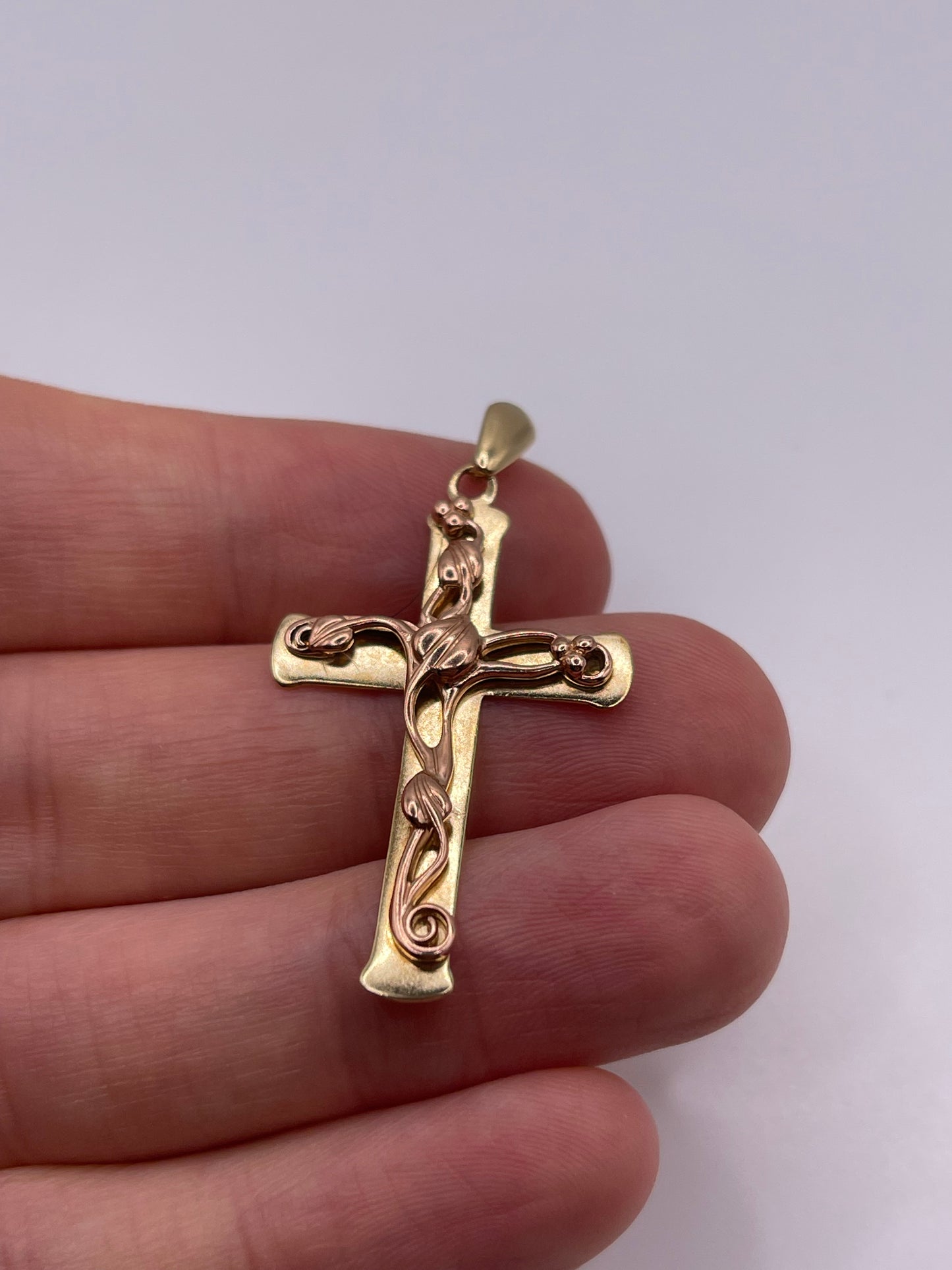 Clogau 9ct gold cross pendant