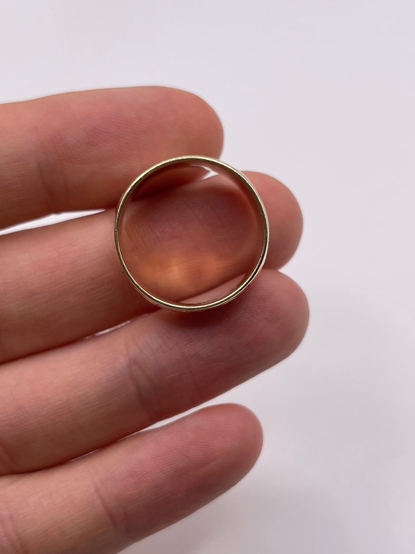 9ct gold patterned band