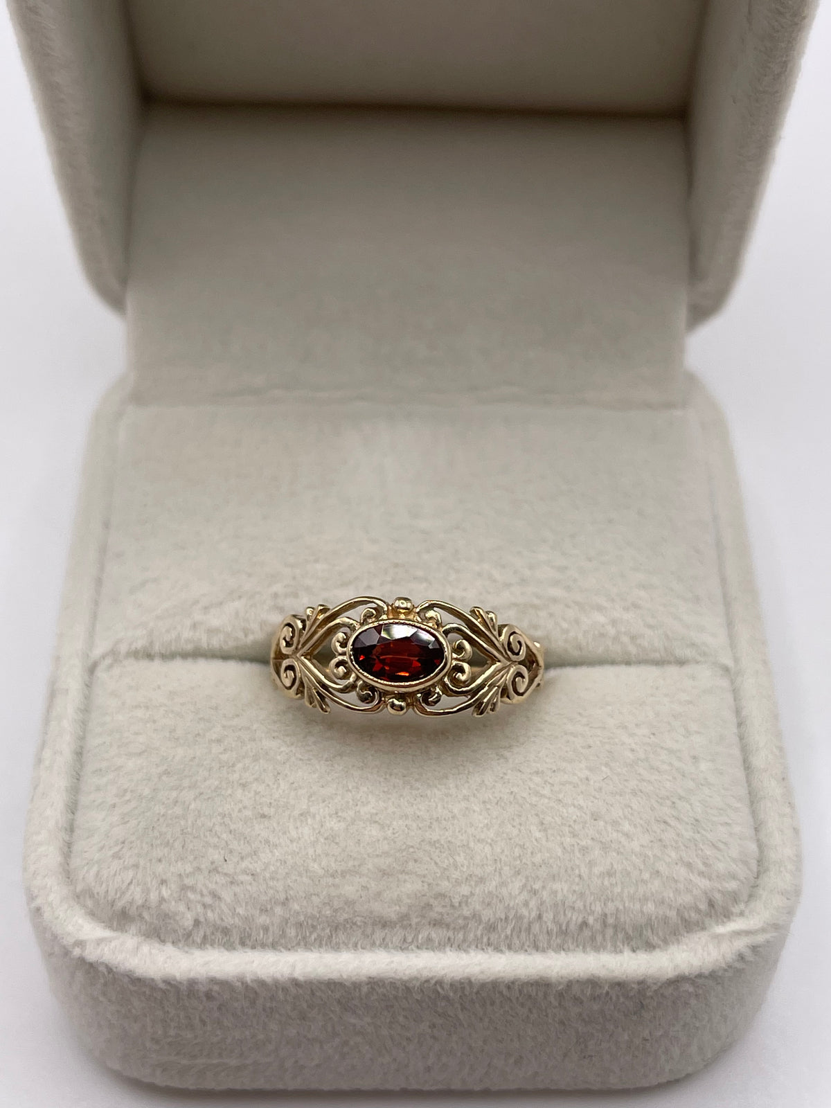 9ct gold garnet ring