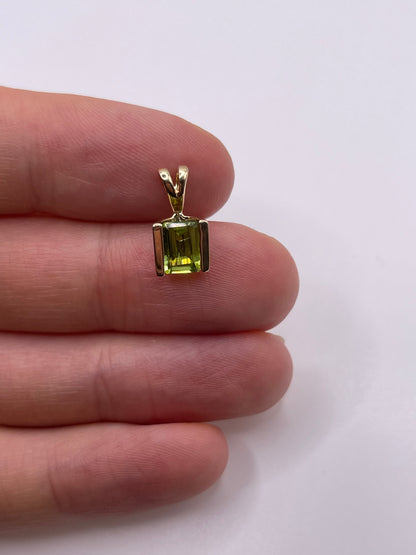9ct gold peridot pendant