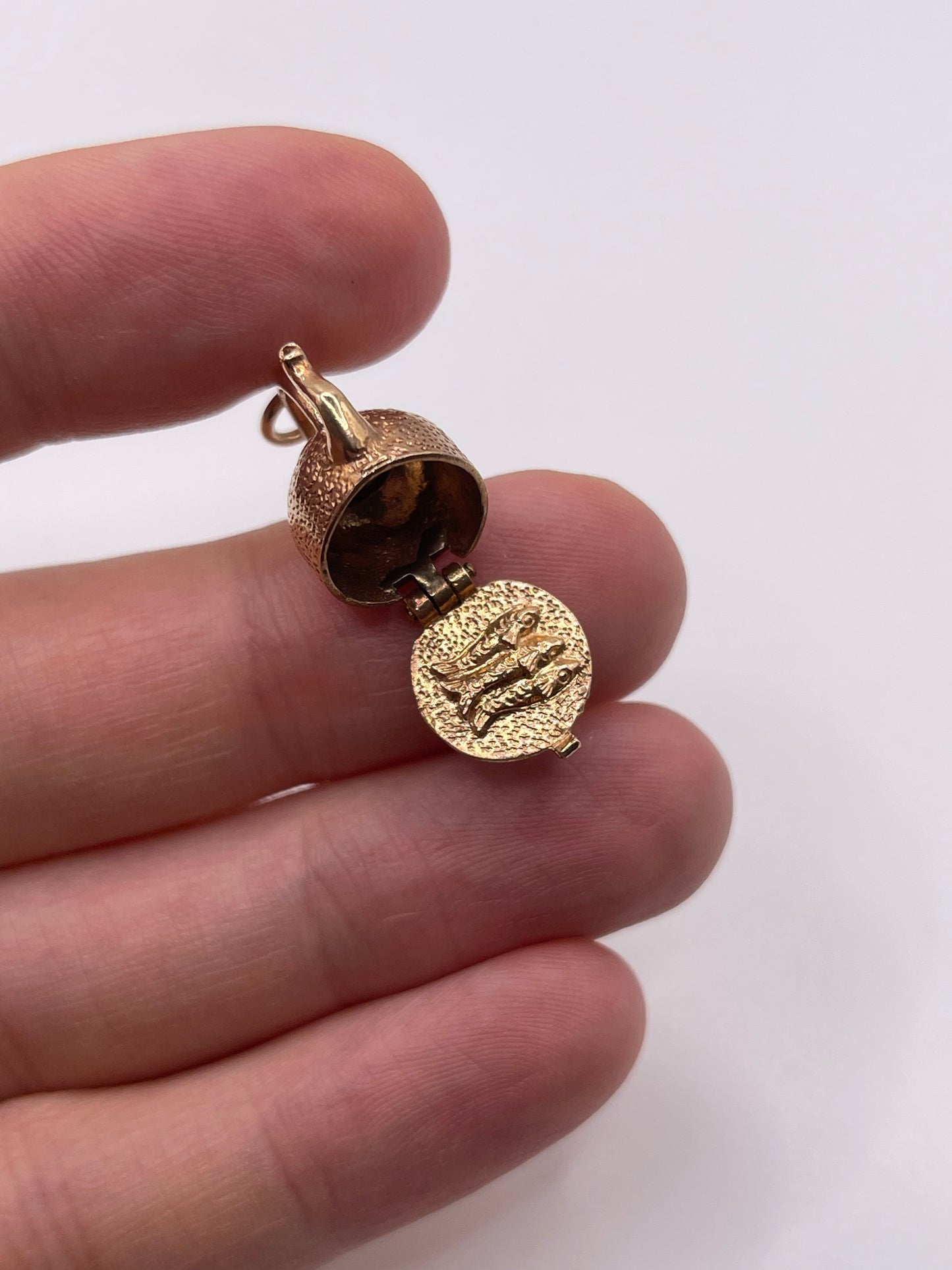 9ct gold kettle of fish charm