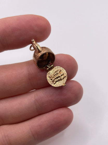 9ct gold kettle of fish charm
