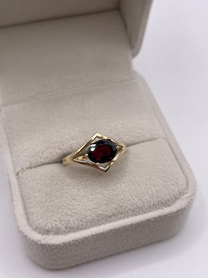 9ct gold garnet ring
