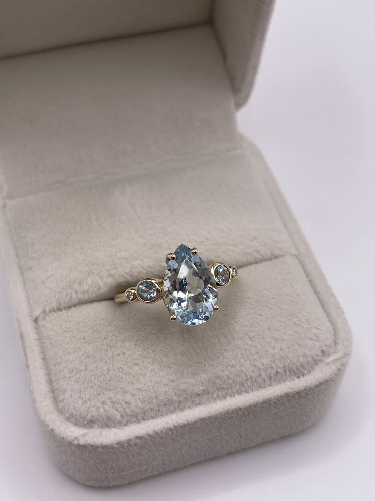9ct gold topaz and diamond ring