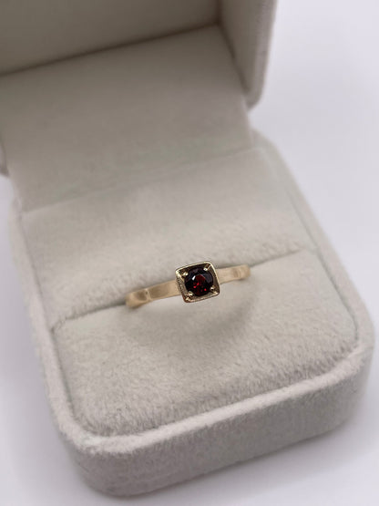 9ct gold garnet ring