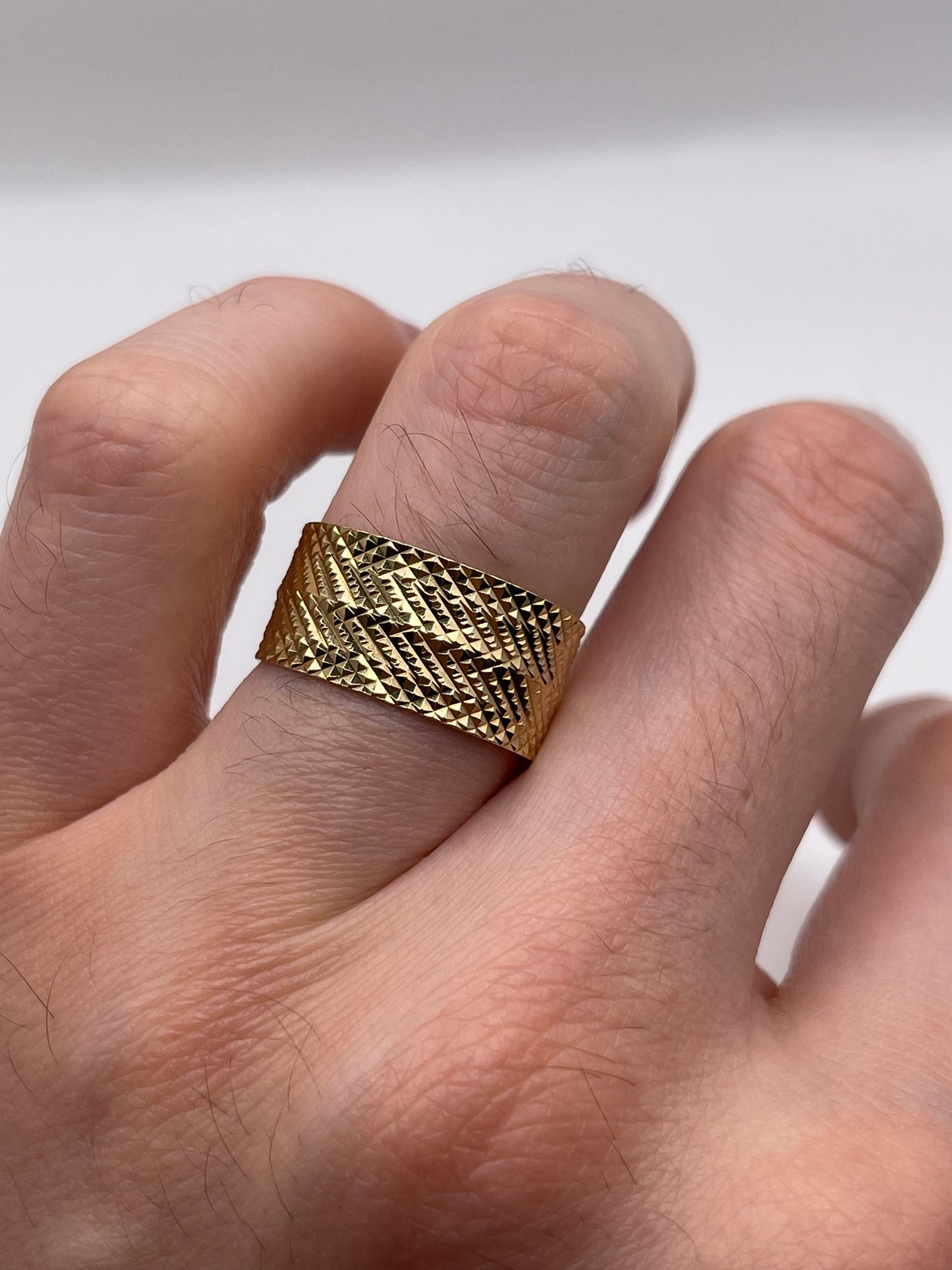 9ct gold patterned band