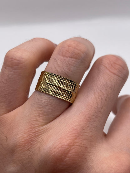 9ct gold patterned band