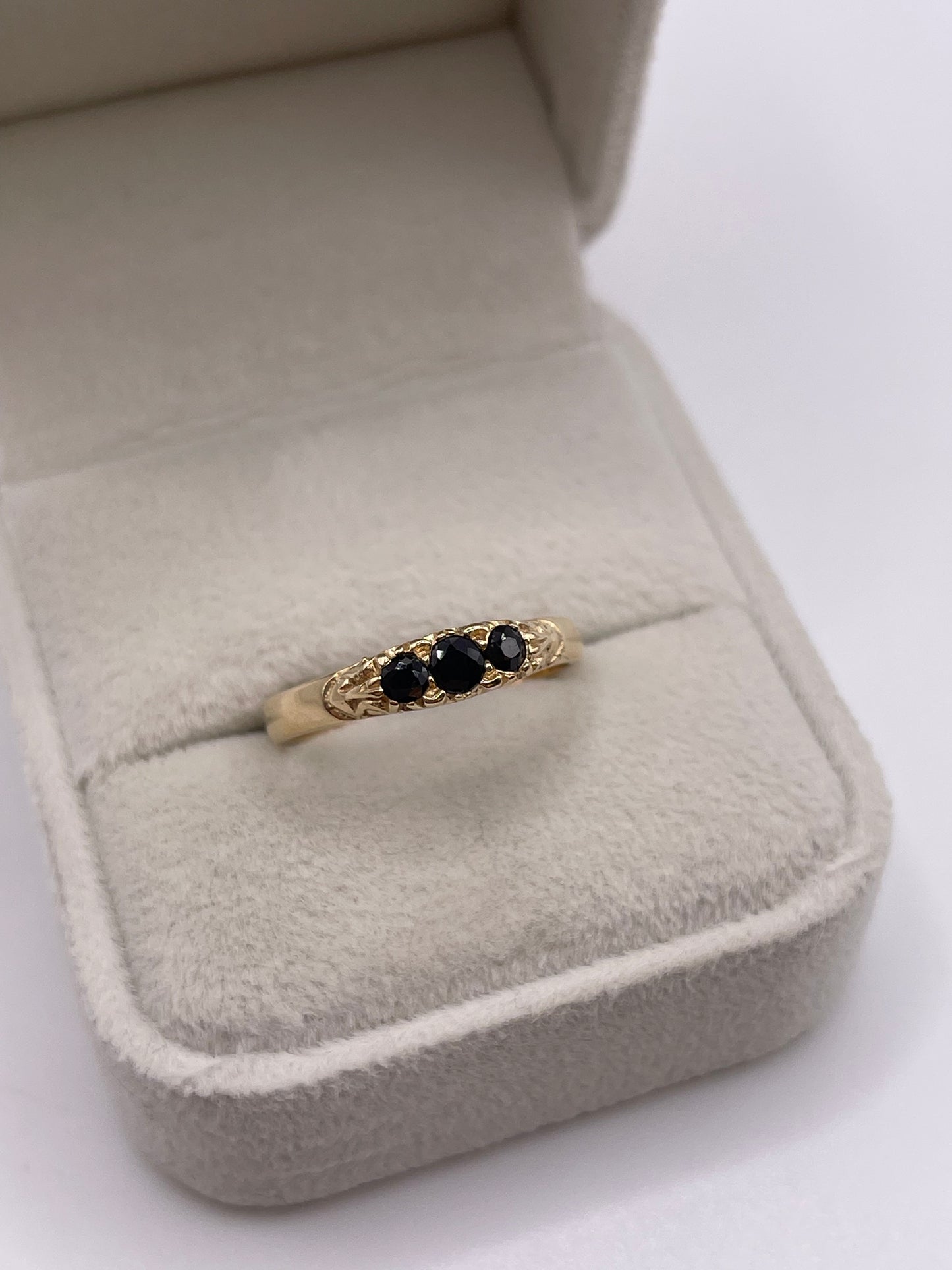 9ct gold sapphire ring