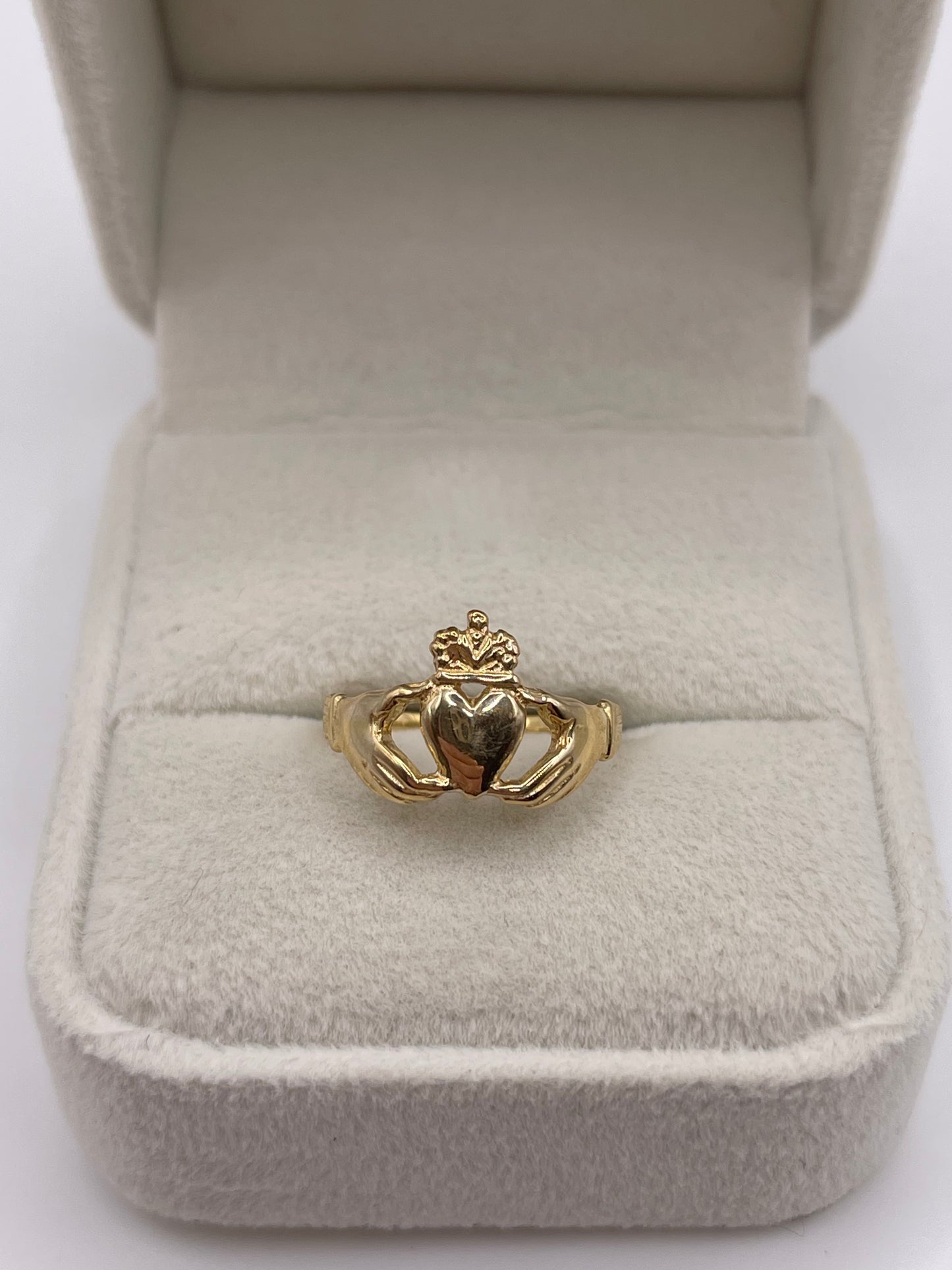9ct gold claddagh ring