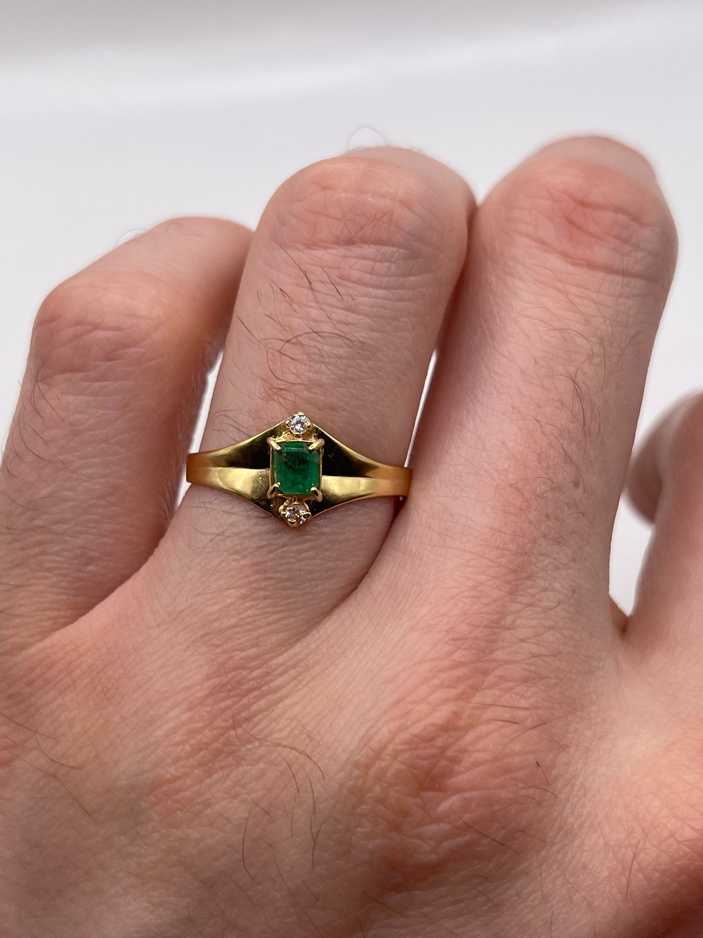 18ct gold emerald and zircon ring